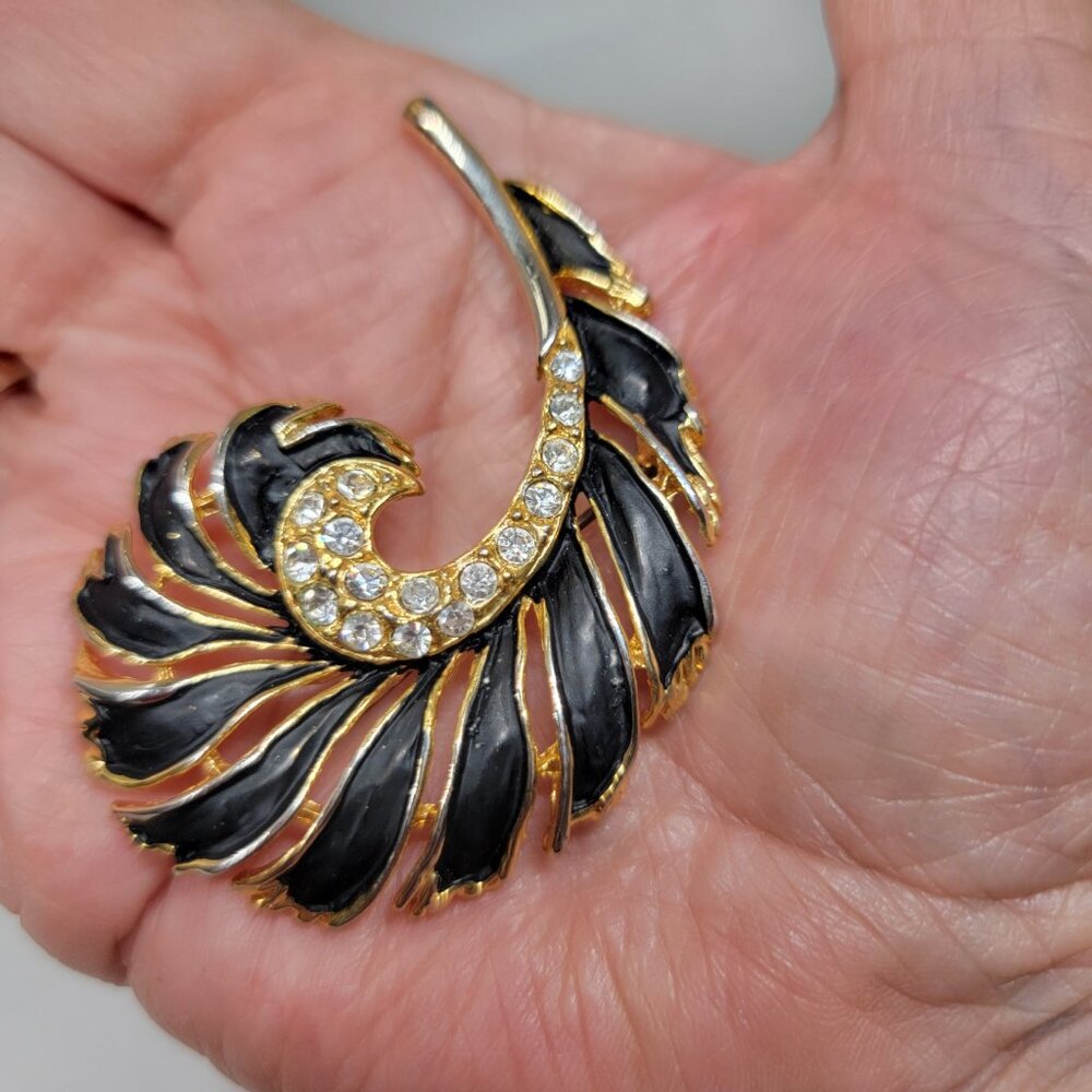 VTG Feather Brooch Gold Tone Rhinestone Black Enamel High End 2in x 2in - Picture 3 of 9